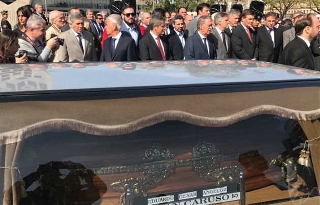 Los restos de Angeloz llegan al Centro Cívico.