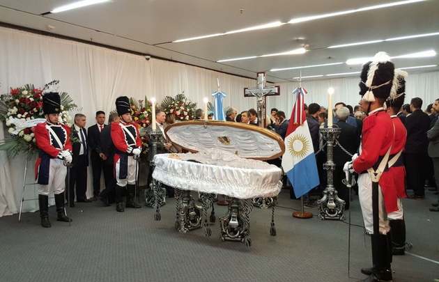 Velan los restos de Angeloz en el Centro Cívico.