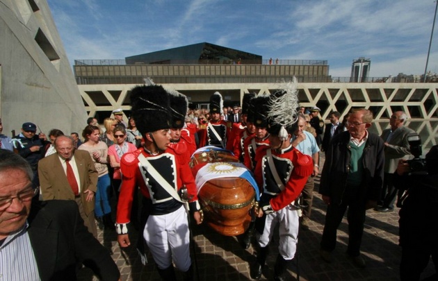 Despiden los restos de Angeloz en el Panal.