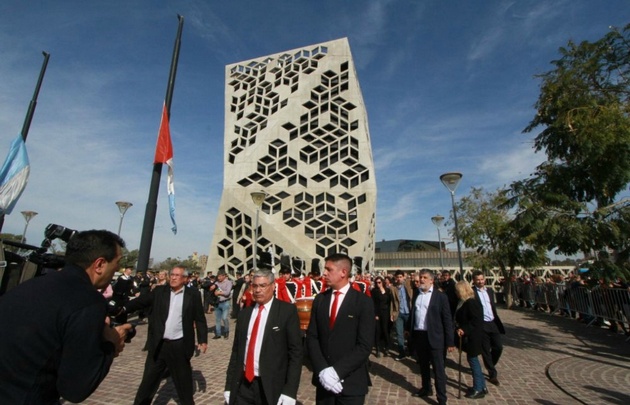 Despiden los restos de Angeloz en el Panal.