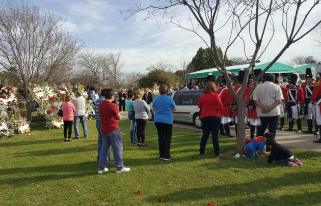 Último adiós a Angeloz en el cementerio.