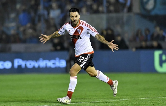 Ignacio Scocco celebra su gol, el primero de River en la Superliga.