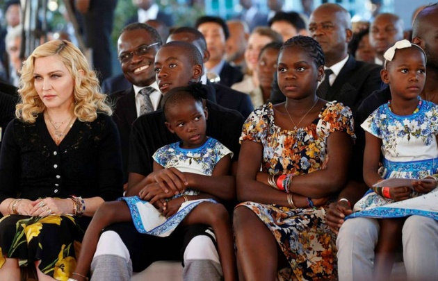 Madonna con sus hijos adoptivos durante la inauguración de un hospital en Malaui.