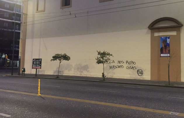 La iglesia fue pintada el martes por los daños del lunes y la volvieron a rayar.