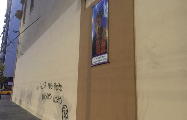 La iglesia fue pintada el martes por los daños del lunes y la volvieron a rayar.