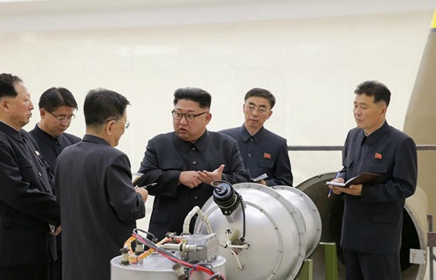 im Jong-un inspecciona una supuesta nueva bomba de hidrógeno.