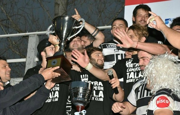 Los jugadores de Tala celebran el tetracampeonato. 