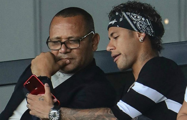 El astro del fútbol con su padre, quien saldría con una sexy modelo de Brasil.