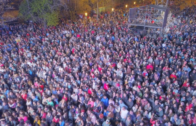FOTO: Una multitud en el Parque de las Tejas.
