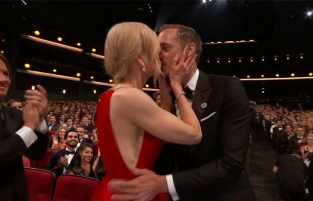 Kidman besa en los labios a Skarsgård.