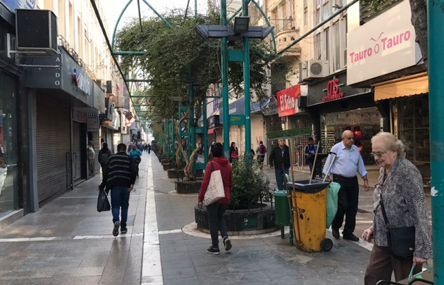 La peatonal 9 de Julio, prácticamente vacía por el Día del Empleado de Comercio.