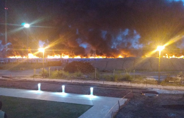 Una enorme nube de humo y llamaradas se observan en lugar. 