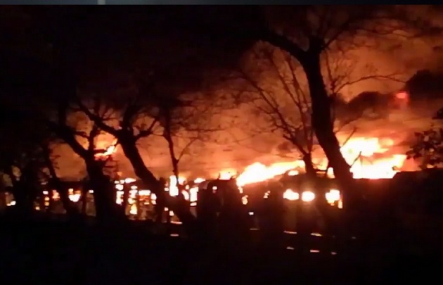 Una enorme nube de humo y llamaradas se observan en lugar. 