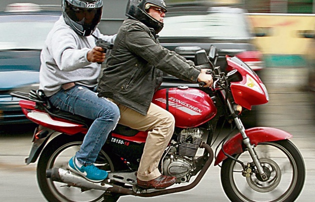 El joven en moto que dispara y huye se convirtió en un método eficaz para matar.