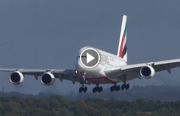 Avión aterriza con viento cruzado