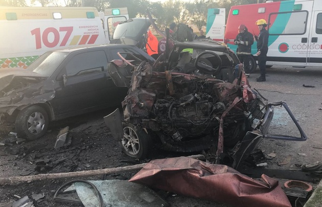 En el accidente múltiple uno de los autos quedó totalmente destruido.