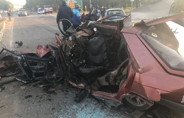 En el accidente múltiple uno de los autos quedó totalmente destruido.