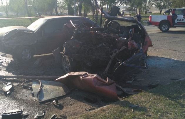 En el accidente múltiple uno de los autos quedó totalmente destruido.
