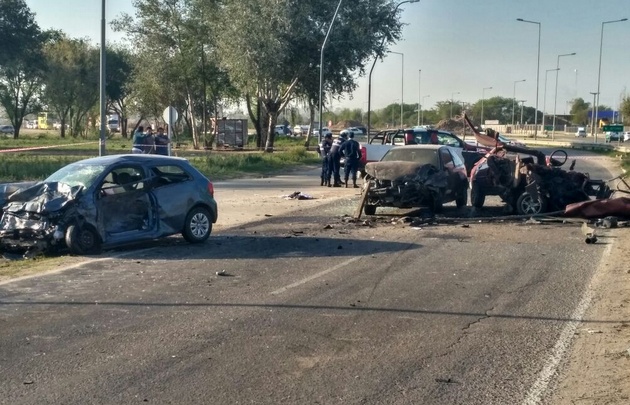 En el accidente múltiple uno de los autos quedó totalmente destruido.