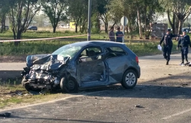 En el accidente múltiple uno de los autos quedó totalmente destruido.