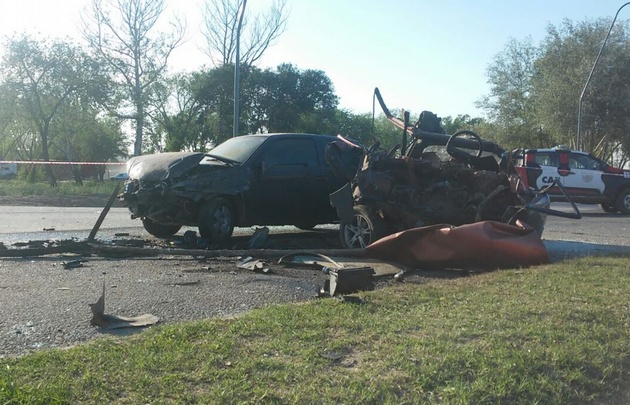 En el accidente múltiple uno de los autos quedó totalmente destruido.