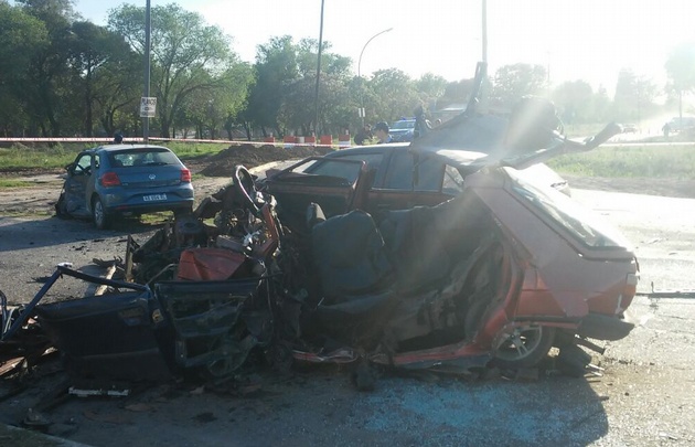 En el accidente múltiple uno de los autos quedó totalmente destruido.
