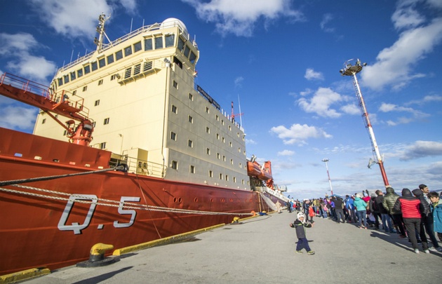 El rompehielos Irizar fue visitado ayer en el 133º aniversario de Ushuaia.