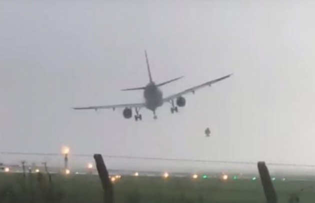 La aeronave se balancea por las fuertes ráfagas.