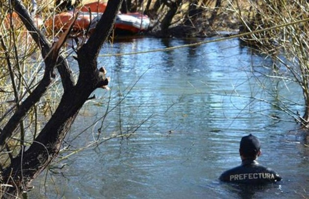 Prefectura halló el cuerpo en el cauce de agua.