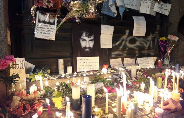 Con velas y flores, decenas de personas pidieron justicia por Santiago Maldonado.