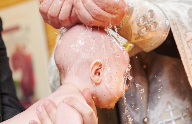 Denunció que no quisieron bautizar a su bebé por haber sido inseminado.