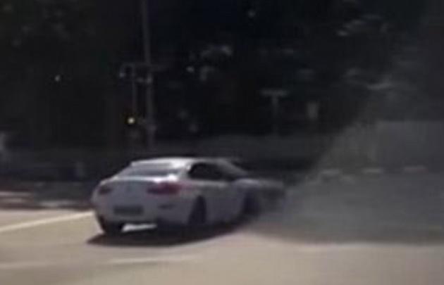 El auto apareció misteriosamente en una intersección.