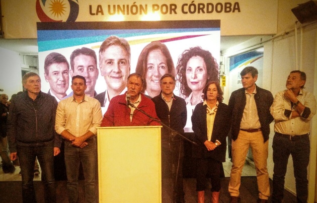 Juan Schiaretti felicitó a Macri por el triunfo de Cambiemos en Córdoba.