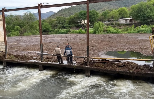 La planta potabilizadora de La Calera se encuentra tapada por basura.