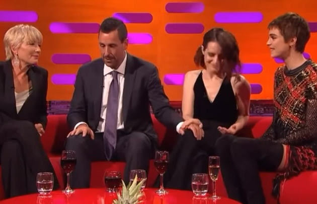 El manoseo de Adam Sandler a Claire Foy.