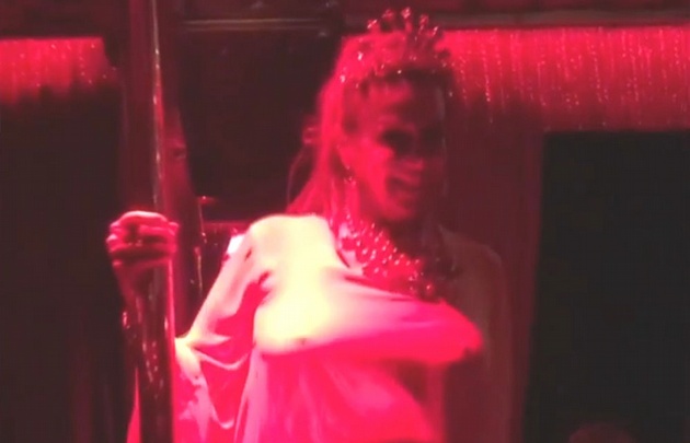 Marcela Tinayre celebró su cumpleaños bailando en el caño.