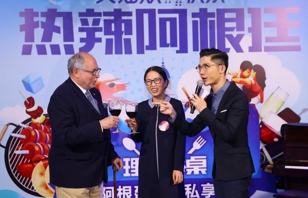 Diego Guelar (embajador argentino en China) y ejecutivos de Alibaba.