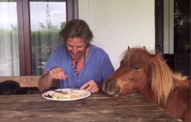 Facundo Arana junto a su perro y pony en Instagram.