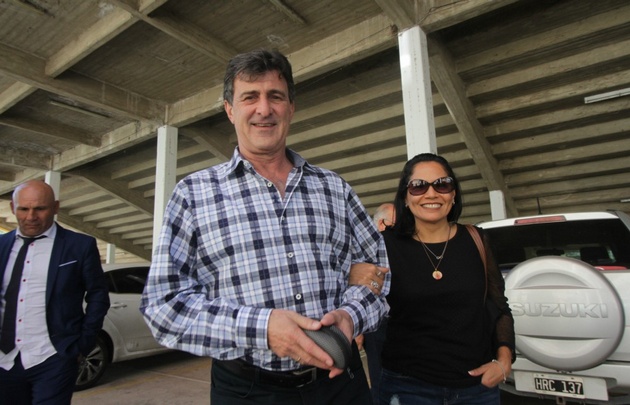 Mario Kempes, ingresando al estadio que lleva su nombre.