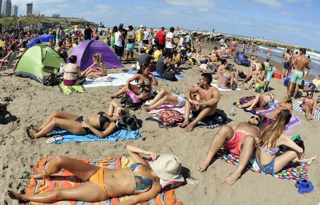 Turistas disfrutan de la playa en Mar del Plata.