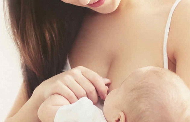 Una mujer denunció que le prohibieron amamantar en público.