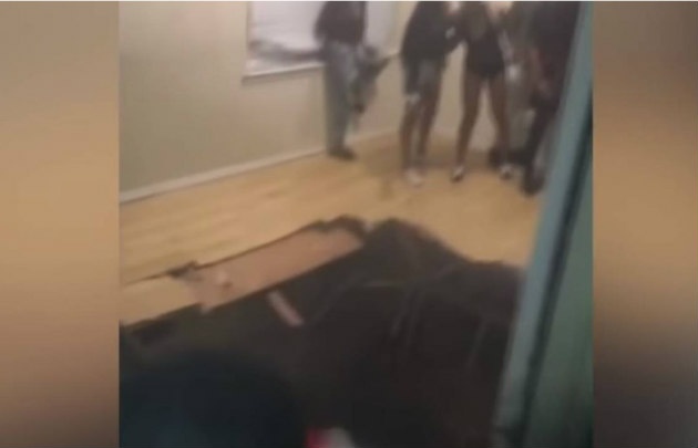 Así fue el impactante momento en el que se cayó el piso. 