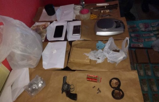 Los policías incautaron cerca de cinco kilos y medio de marihuana.