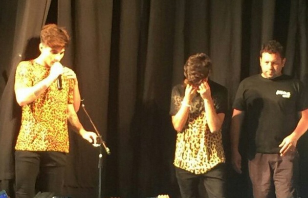 Uno de los youtubers lloró en el escenario.