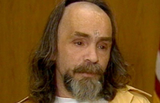 Charles Manson durante una entrevista en la que ponía en evidencia su locura.