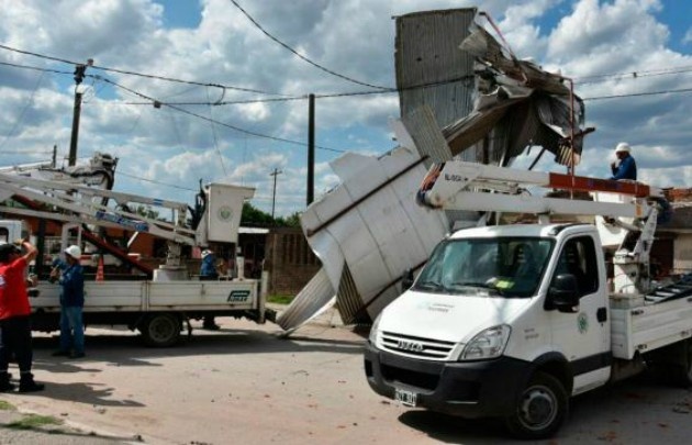 Un remolino levantó el techo de una casa en Tucumán.