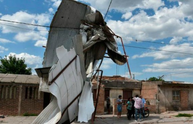 FOTO: Un remolino levantó el techo de una casa en Tucumán.