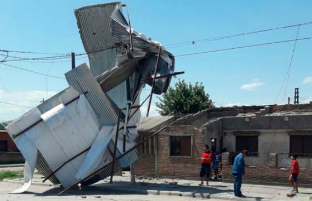 Un remolino levantó el techo de una casa en Tucumán.