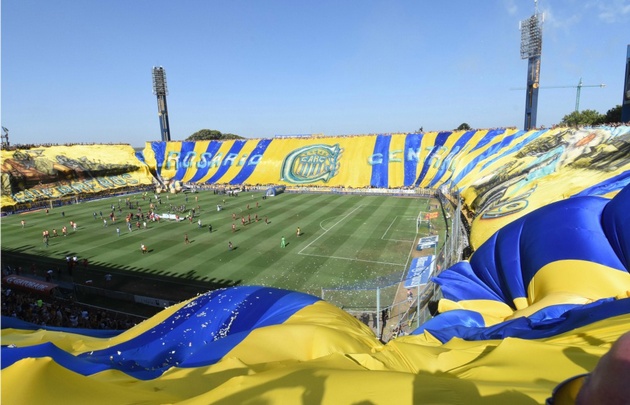 ''El Canalla'' estrenó la bandera más larga del mundo.