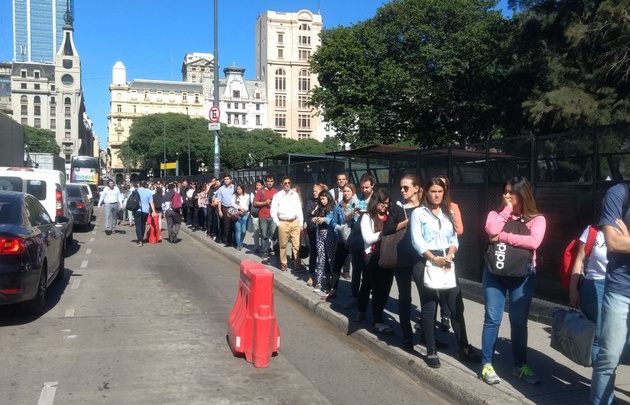 Largas colas  por controles para entrar a trabajar.